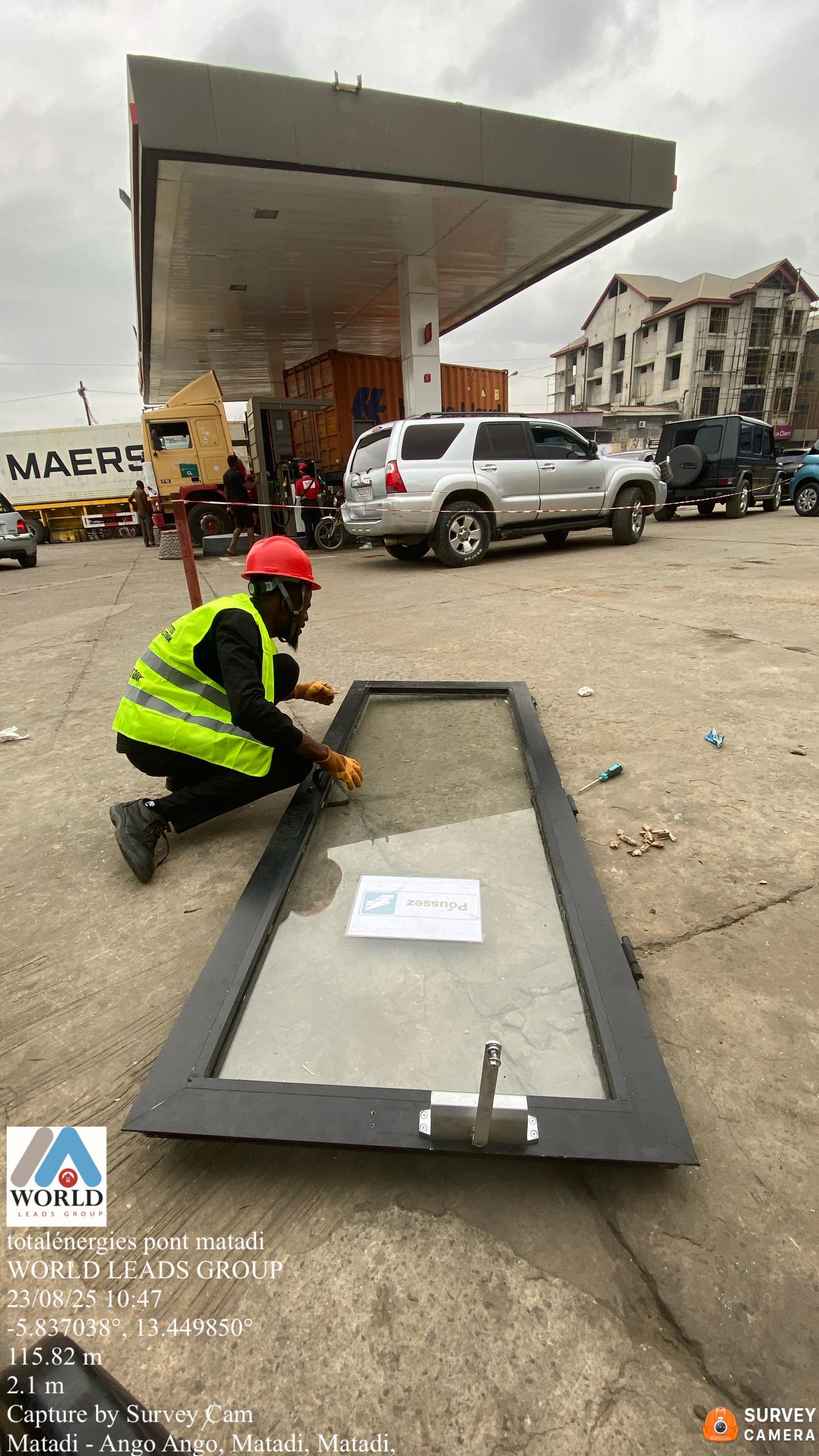 Pendant les travaux - Station-service Pont Matadi, Kongo Central: Réparation et fixation de la porte d'entrée boutique